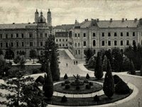 Akademički trg (današnji Trg Josipa Juraja Strossmayera) oko 1911. godine, pogled na istok  Razglednica prikazuje istočnu stranu Akademičkog trga (danas Trg Josipa Jurja Strossmayera) s parkom u središtu.